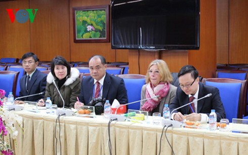 Đoàn nhà báo quốc tế tham dự Đại hội Đảng lần thứ XII thăm Đài Tiếng nói Việt Nam - ảnh 2